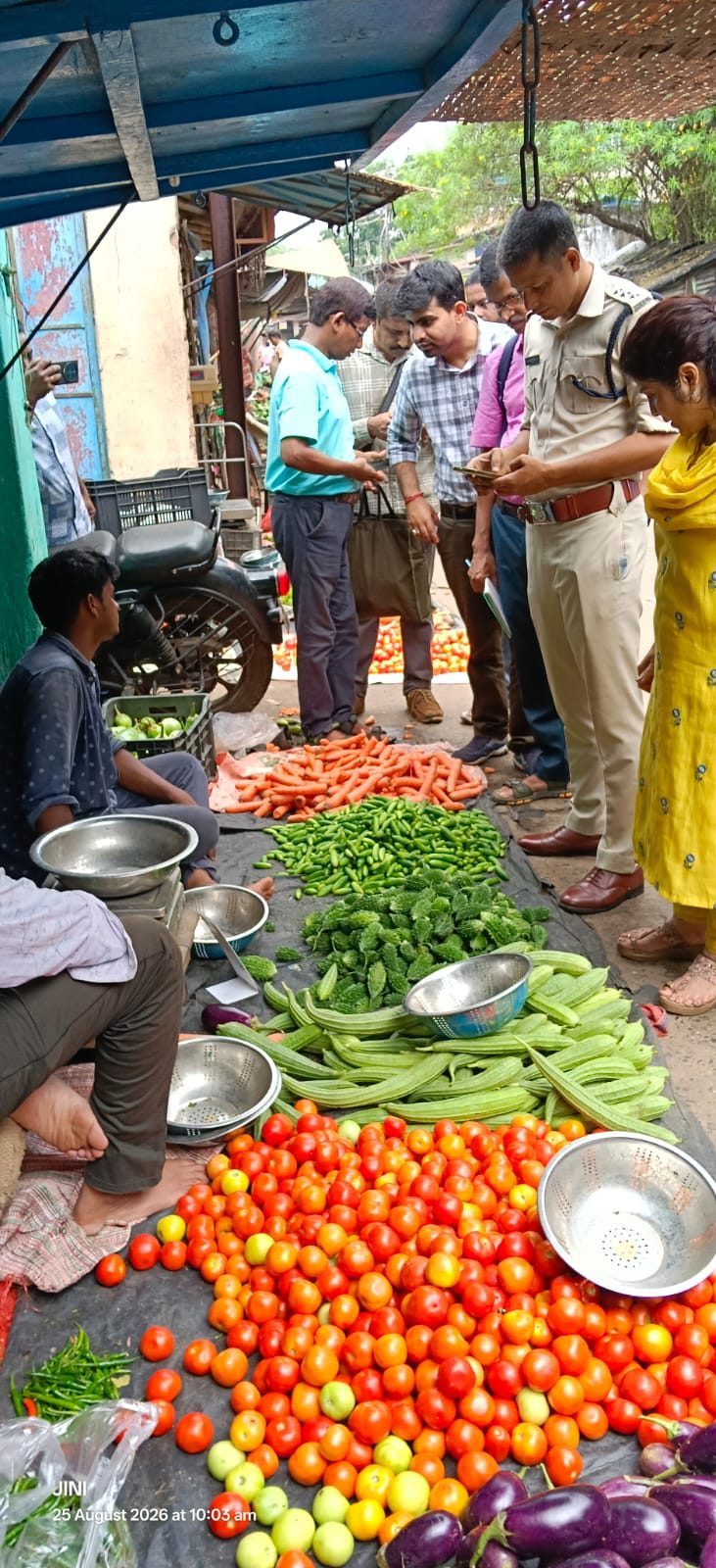 ঝাড়গ্রামে বাজারে নজরদারি অভিযান পুলিশের