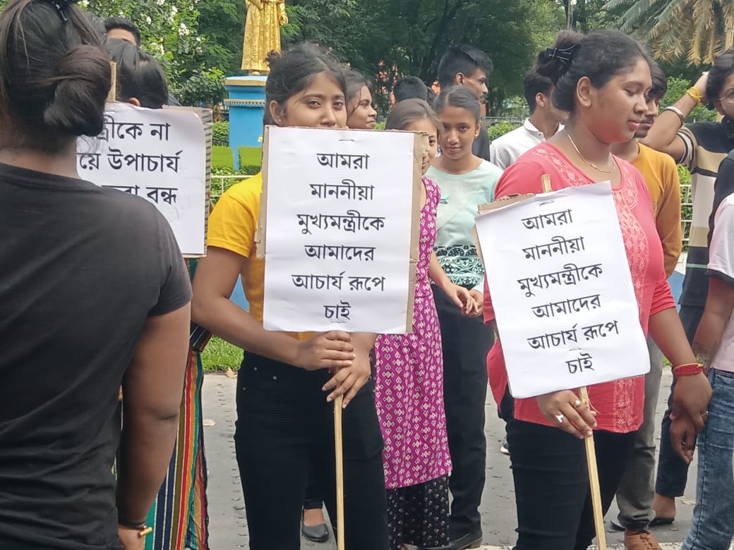 রাজ্যপালকে লক্ষ্য করে গো ব্যাক স্লোগান !দেখানো হল কালো পতাকা! উত্তাল উত্তরবঙ্গ বিশ্ববিদ্যালয়