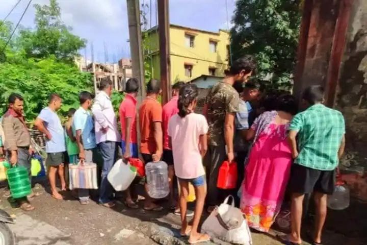 ভরা বর্ষাতেও জলের আকাল ! তীব্র জলকষ্টে ভুগছে শহরবাসী