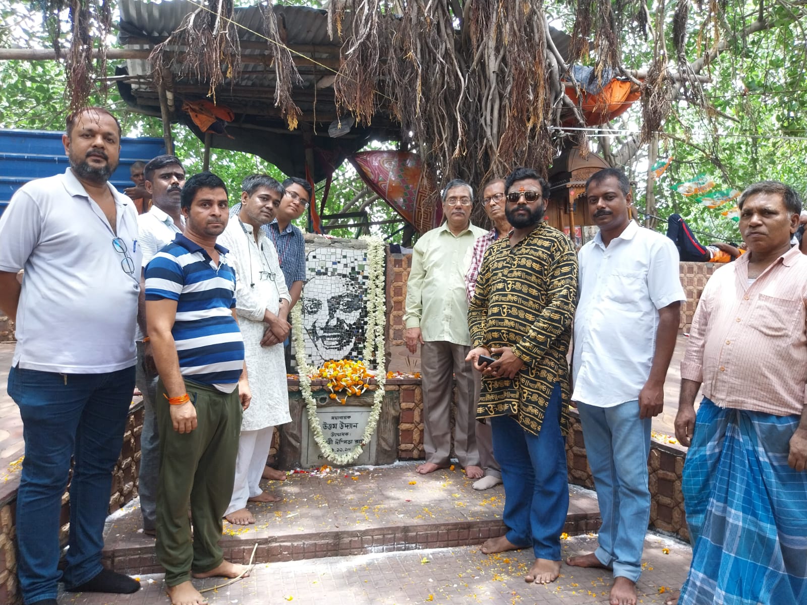 হাওড়া স্টেশন চত্বরে অবহেলিত মহানায়ক! প্রয়াণ দিবসে শ্রদ্ধাজ্ঞাপন করলো We are The Common people