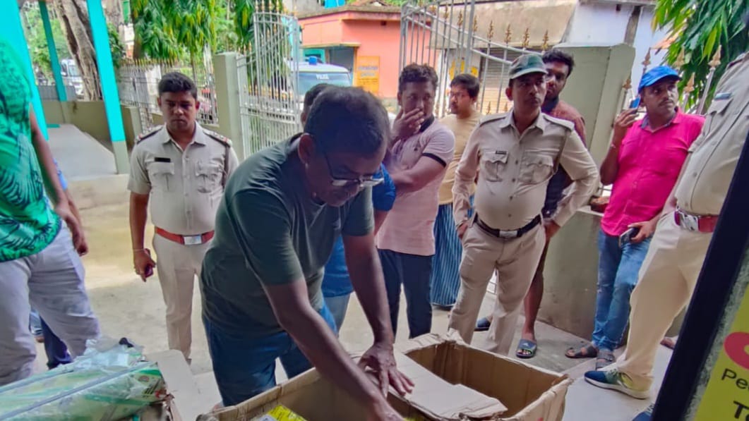 নামী কোম্পানির নকল করে পণ্য বিক্রির অভিযোগ ! সিঙ্গুরে গ্রেফতার ৭ জন ব্যবসায়ী