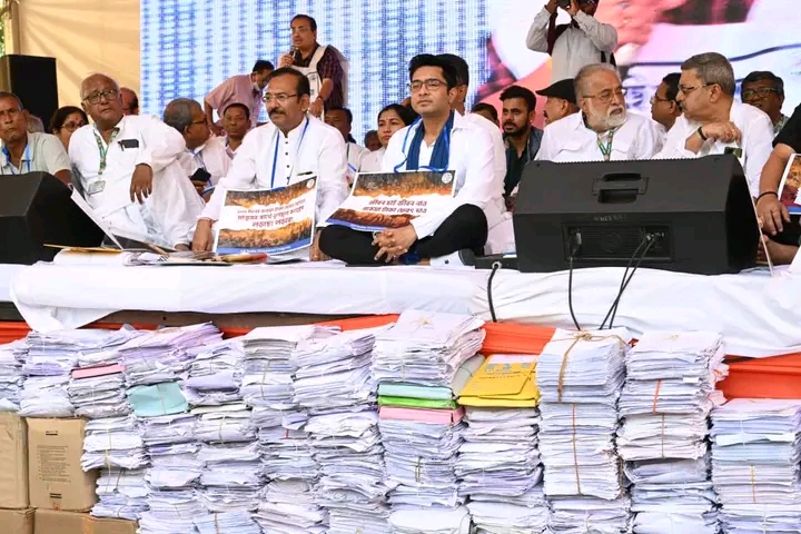 ১০০ দিনের কাজের বকেয়া টাকা আদায়ের দাবিতে দিল্লির যন্তর মন্তরে ৩ অক্টোবর অনুষ্ঠিত হল তৃণমূলের অবস্থান বিক্ষোভ।