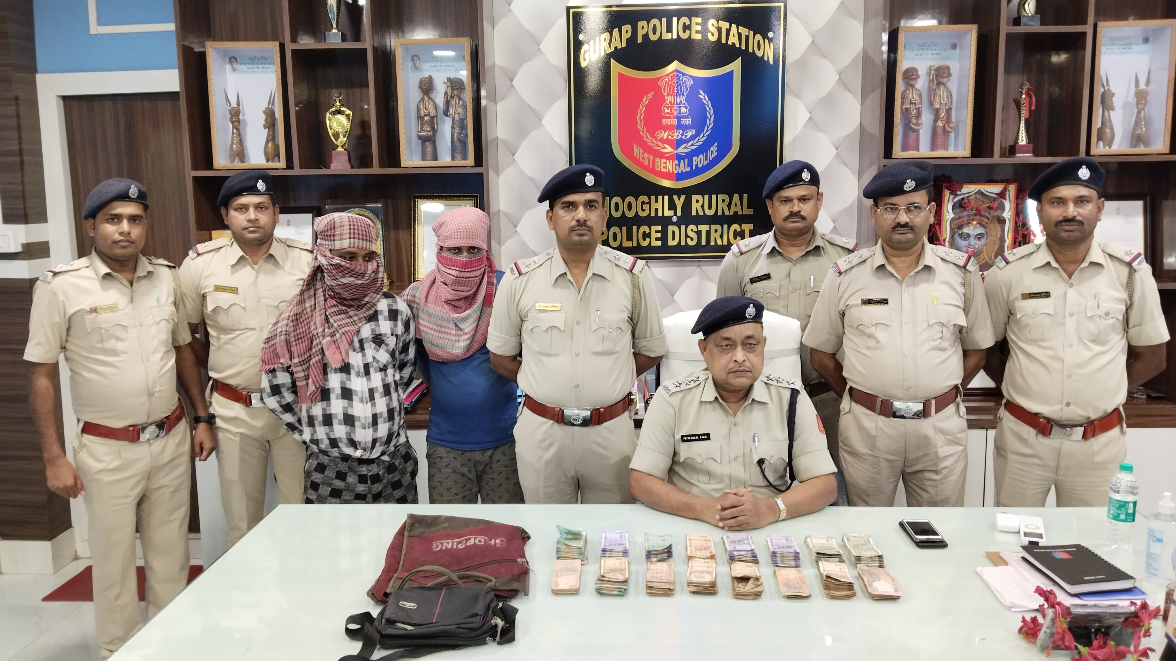হুগলি জেলা গ্রামীণ পুলিশের গুড়াপ থানার তৎপরতায় লুট হওয়া লক্ষাধিক টাকা সহ গ্রেফতার কুখ্যাত দুই দুষ্কৃতী