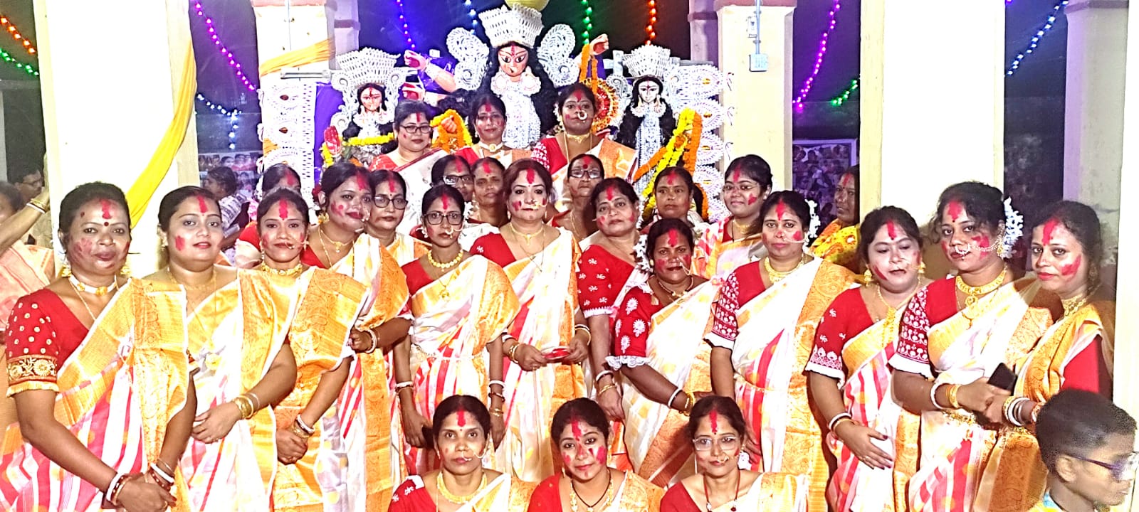 মহাসমারোহে সমাপ্ত হল দশঘরার ১৪ ঘর বসু বাড়ির দুর্গাপুজো