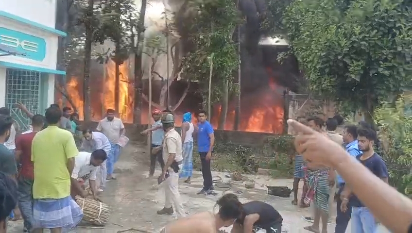 বিধ্বংসী আগুনে ভস্মীভূত প্লাস্টিকের ট্রে তৈরির কারখানা